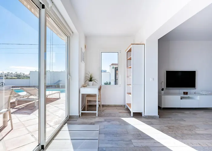 Lovely Sea View With Only 7 Minutes Walk To The Fuengirola Villa El Faro