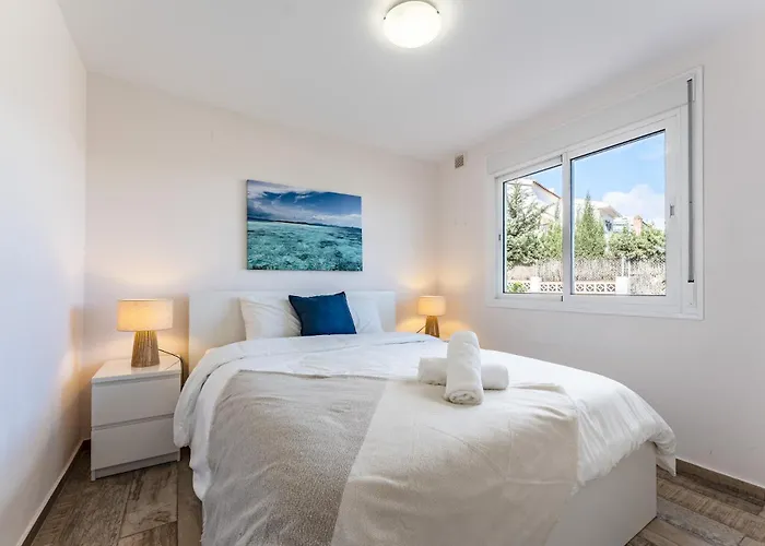 Lovely Sea View With Only 7 Minutes Walk To The Fuengirola Villa El Faro