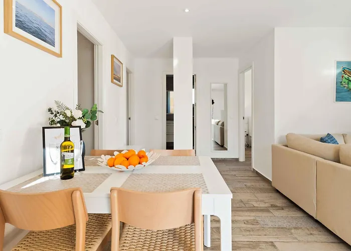 Lovely Sea View With Only 7 Minutes Walk To The Fuengirola Villa El Faro